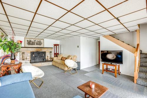 Manistee Forest Retreat Group-Friendly Lake House