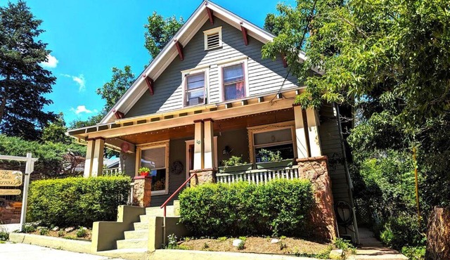 Manitou Springs White Yarrow Inn House