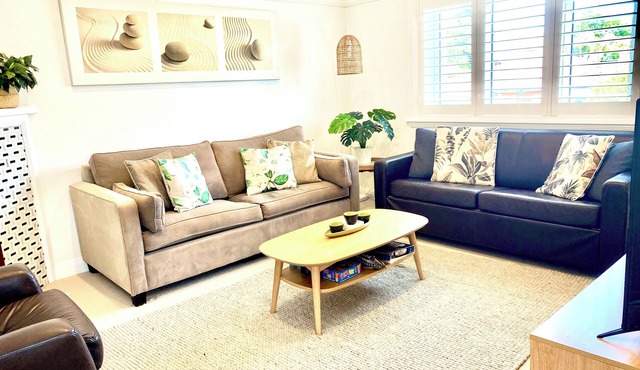 Manly Beach holiday retreat- free onsite parking, stroll to beach, cafes, shops