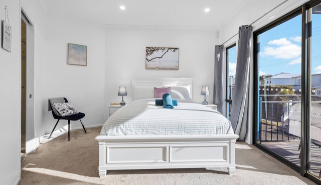 Manly Beach View Townhouse Haven - Coastal Retreat walk to the shops and water!