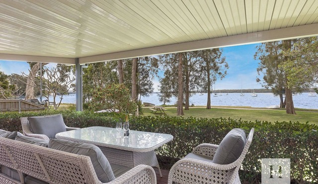 Mannering Lake House - Spacious family entertainer on waterfront