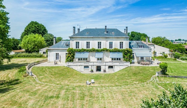 Manoir Colombard - Six Bedroom Villa, Sleeps 12