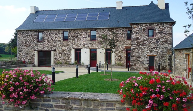 Manoir de la Hunaudière: a large gite, stopover gite in Brocéliande country