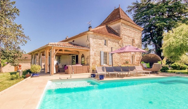Manoir Des Cedres - Eight Bedroom Castle, Sleeps 20