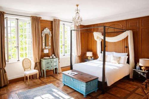 Manoir La Meffrais 1741- Parking Privé sur Place - B&B Élégant à 3 min de Dinan