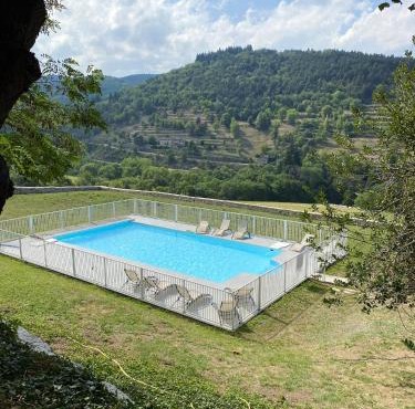 Manoir majestueux à Satillieu avec piscine privée