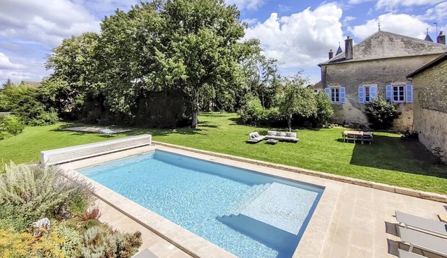 Manoir Mi-Chemin - Seven Bedroom Villa, Sleeps 14