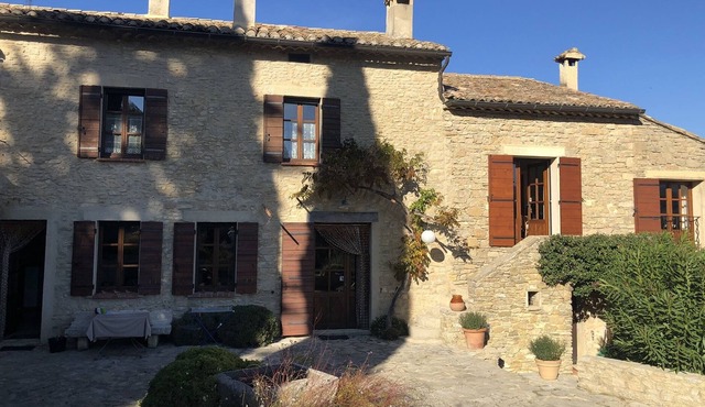 Manon, Provencal farmhouse, swimming pool and opposite Ventoux.