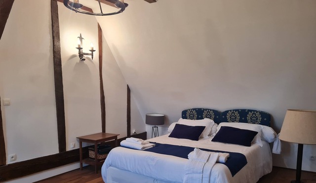 Manor 16th: 2 large rooms with bathroom to share - for 4 people