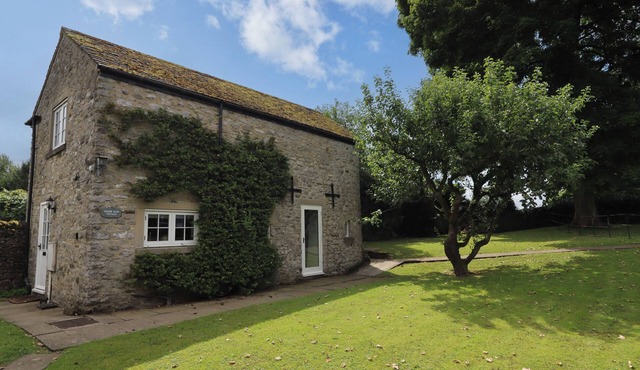MANOR BARN COTTAGE, family friendly in Great Longstone