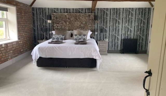 Manor Barn - Large Barn Conversion With Hot Tub .