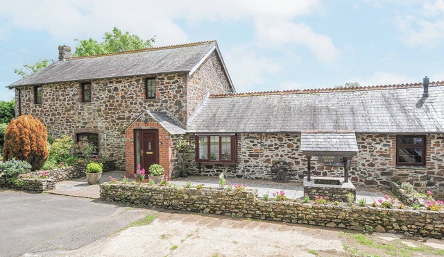 MANOR BARN, pet friendly, country holiday cottage in Saltash