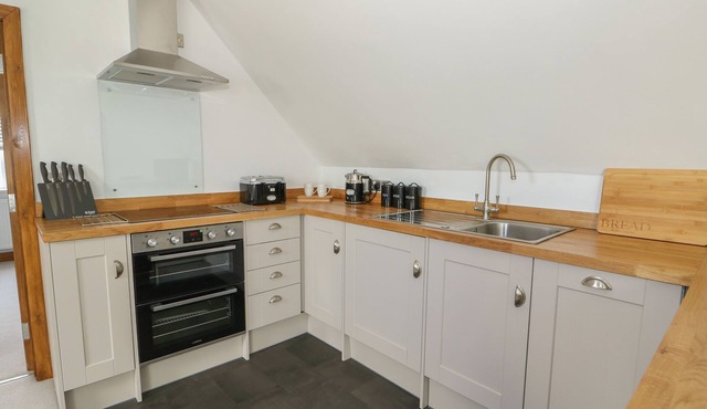 MANOR BARN, romantic, luxury holiday cottage, with a garden in Upwell