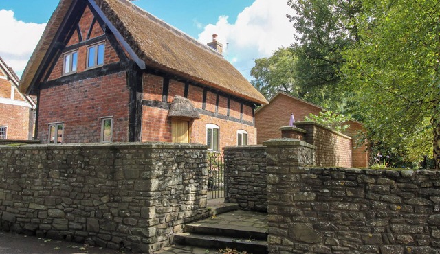 MANOR COTTAGE, romantic, character holiday cottage in Church Stretton