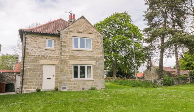 MANOR COTTAGE, pet friendly, character holiday cottage in Levisham