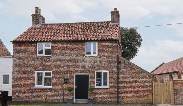 MANOR COTTAGE, pet friendly, character holiday cottage in Nafferton