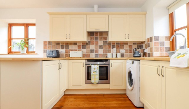 MANOR COTTAGE, pet friendly, character holiday cottage in Gweek