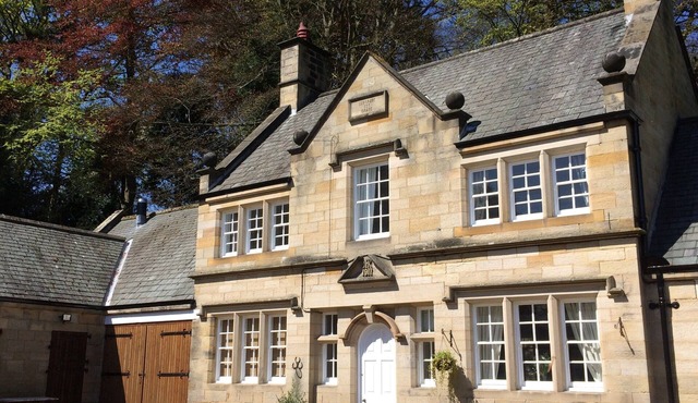 MANOR COTTAGE, pet friendly, character holiday cottage in Egton