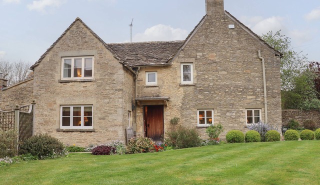 MANOR COTTAGE, pet friendly, character holiday cottage in Poulton