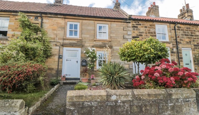 MANOR COTTAGE, pet friendly, character holiday cottage in Cloughton