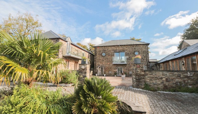 MANOR COTTAGES, pet friendly, with pool in Bratton Clovelly