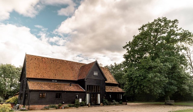 MANOR FARM BARN, pet friendly, character holiday cottage in Thorndon