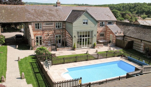 MANOR FARM BARN, pet friendly, character holiday cottage in Dewlish