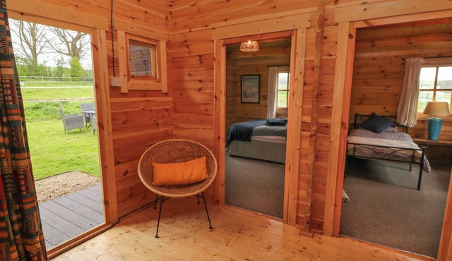 MANOR FARM CABIN, pet friendly, with open fire in Wantage