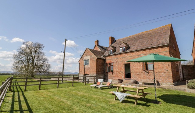 MANOR FARM COTTAGE, pet friendly, with a garden in Upton Upon Severn