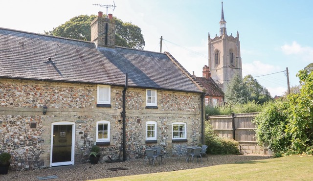 MANOR FARM COTTAGE, pet friendly, with a garden in Swaffham