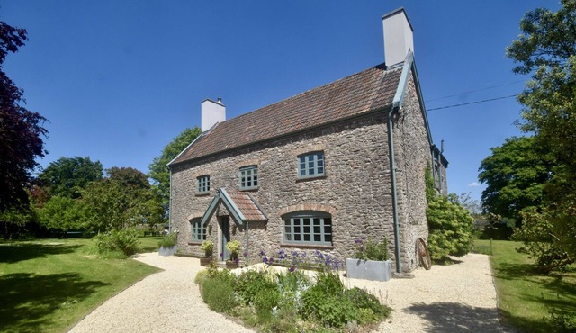 MANOR FARM HOUSE, pet friendly, character holiday cottage in Failand