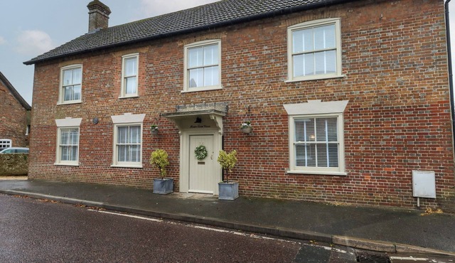 MANOR FARM HOUSE, pet friendly, country holiday cottage in Bere Regis