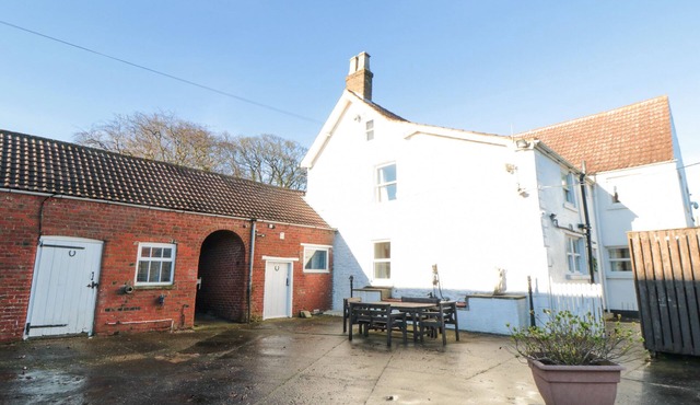MANOR FARMHOUSE, pet friendly, character holiday cottage in Filey