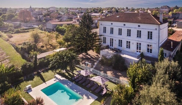 Manor house in the heart of the vineyards
