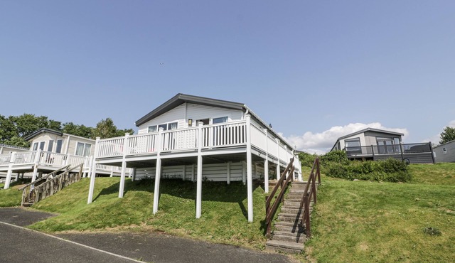 MANOR HEIGHTS LODGE, pet friendly, with a garden in Wemyss Bay
