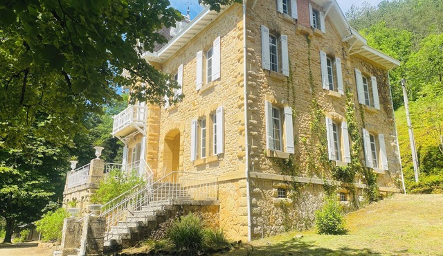 Manor house in the Périgord noir for 12 people with swimming pool