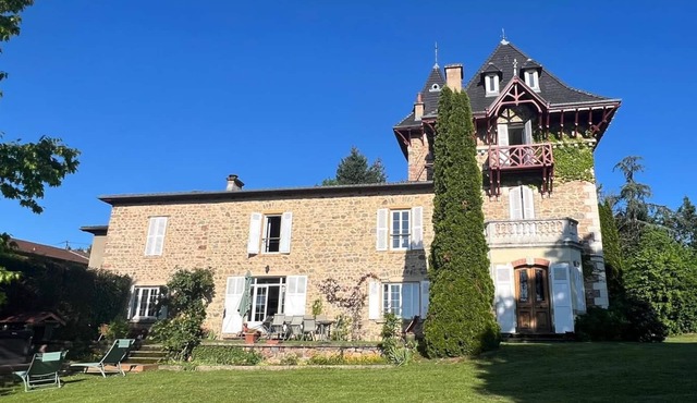 Manor house in a haven of peace in Haute Azergues.