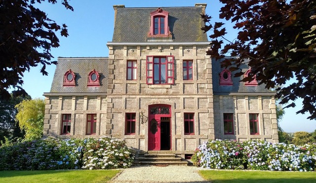 Manor house in Morlaix Bay close to the sea in a green setting