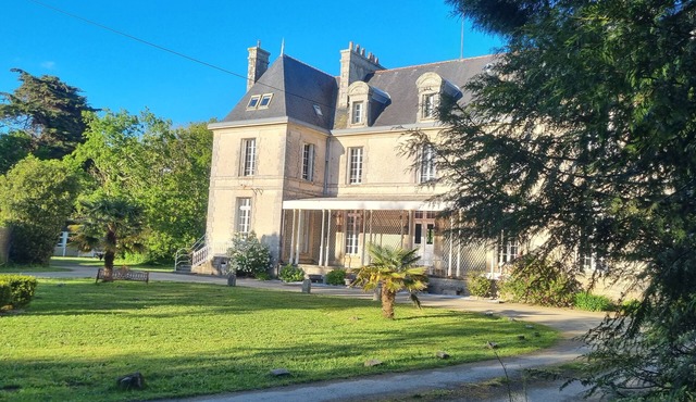 Manor house in wooded grounds, 800 m from beaches ideal for family, friends and colleagues