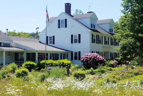 Manor House on Conary Cove, Literally Surrounded by Water!