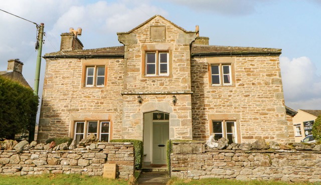 MANOR HOUSE, pet friendly, character holiday cottage in Hawes