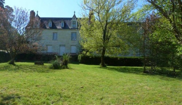 manor house with 1 hectare park