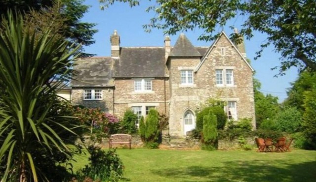 Manor House with gardens, hot tub & sea views, sleeps 21 with cottage