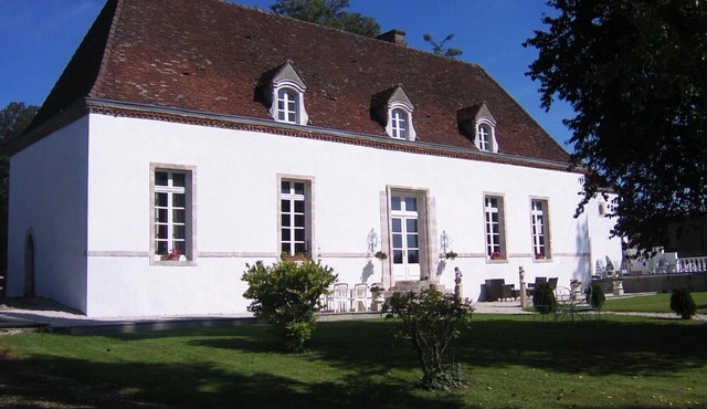 Manor House with pool in quiet countryside near to Beaune .