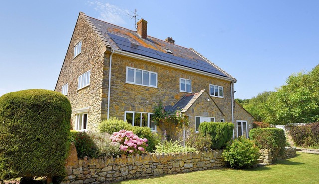 MANOR LODGE, family friendly, with open fire in Burton Bradstock