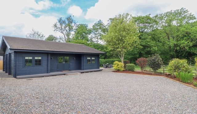 MANOR LODGE, family friendly, character holiday cottage in Clitheroe