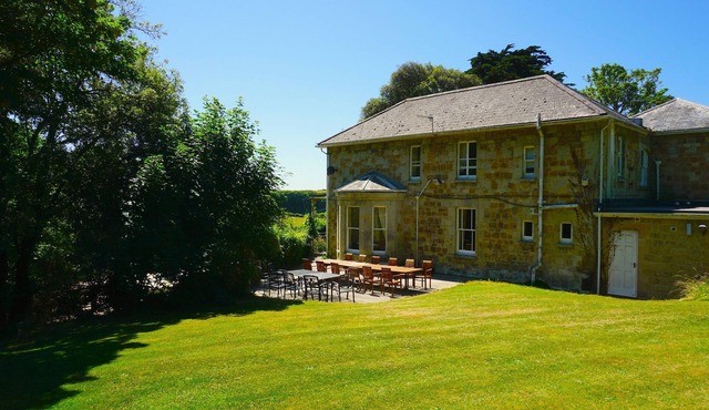 MANOR ON COAST WITH SEA VIEWS, TENNIS COURT, BIG GAMES ROOM + BAR, GARDENS