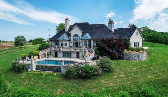 Manor on the 7th Luxury minutes away from History