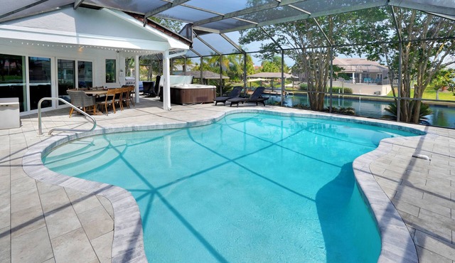 Manor on the Canal/Luxury Oasis/Pool-Hot Tub-Dock