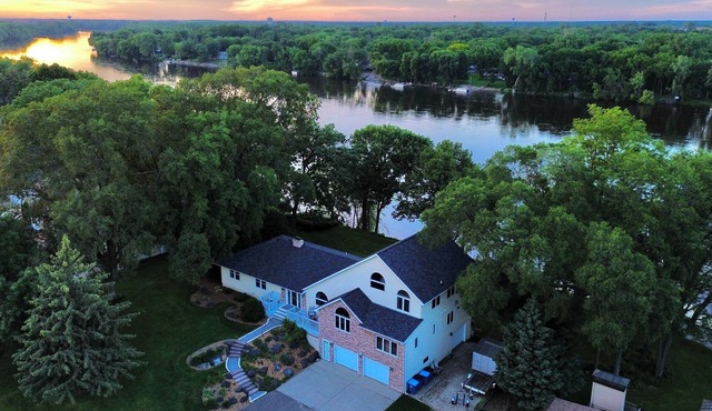Manor on the River, 5,000 SQFT, Hot Tub & Kayaks